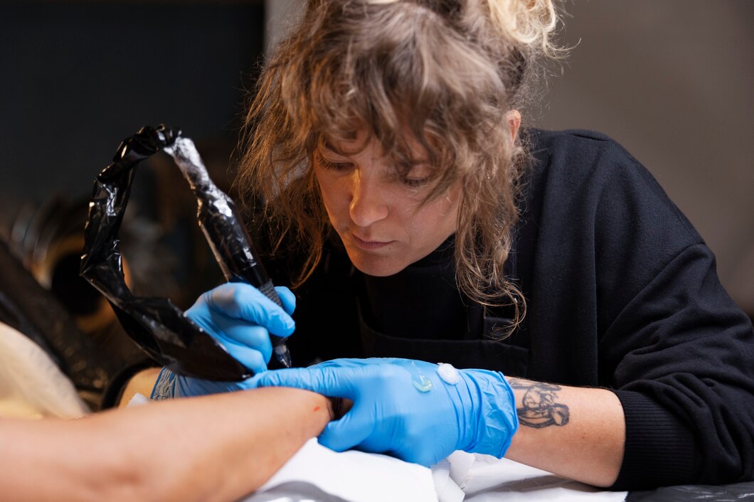 Jak prawidłowo pielęgnować tatuaż podczas gojenia i jakie miejsca są najbardziej odpowiednie dla różnych technik cieniowania?