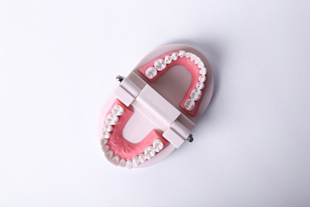 Jak wybrać odpowiedni aparat ortodontyczny? Poradnik dla pacjentów