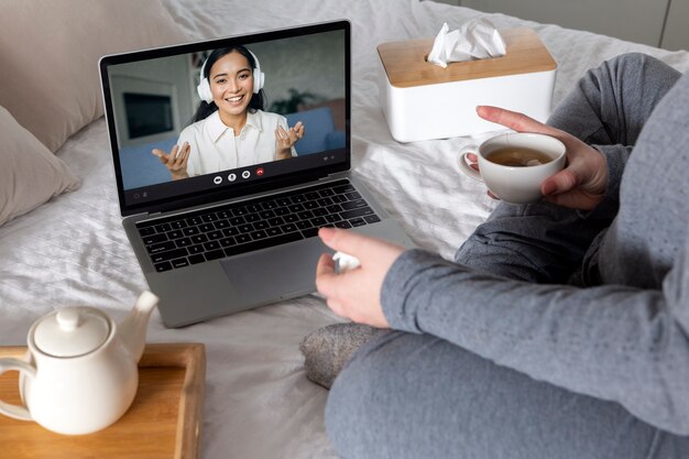 Jak terapia online pomaga w radzeniu sobie z wyzwaniami emocjonalnymi?