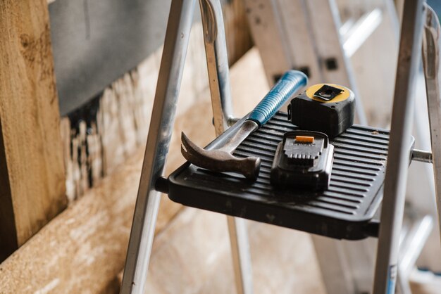 Wybór odpowiednich akcesoriów do drzwi garażowych: na co zwrócić uwagę?