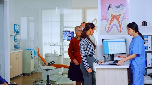 Jak wybrać idealnego dentystę dla całej rodziny?