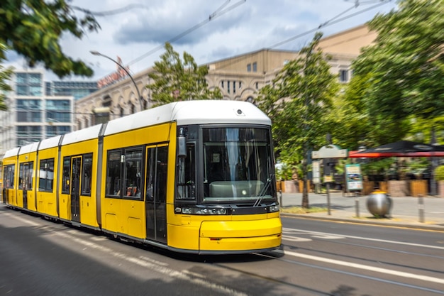 Niezapomniana podróż zabytkowym tramwajem: odkrywanie historii przez okna miejskiego transportu